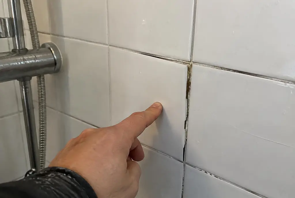 Lekdetectie Woerden – losse, holle badkamertegels door een lekkage