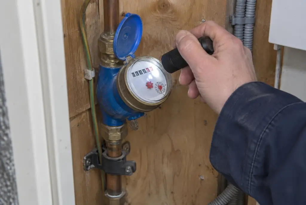 Lekdetectie Woerden – watermeter in de meterkast controleren met een zaklamp